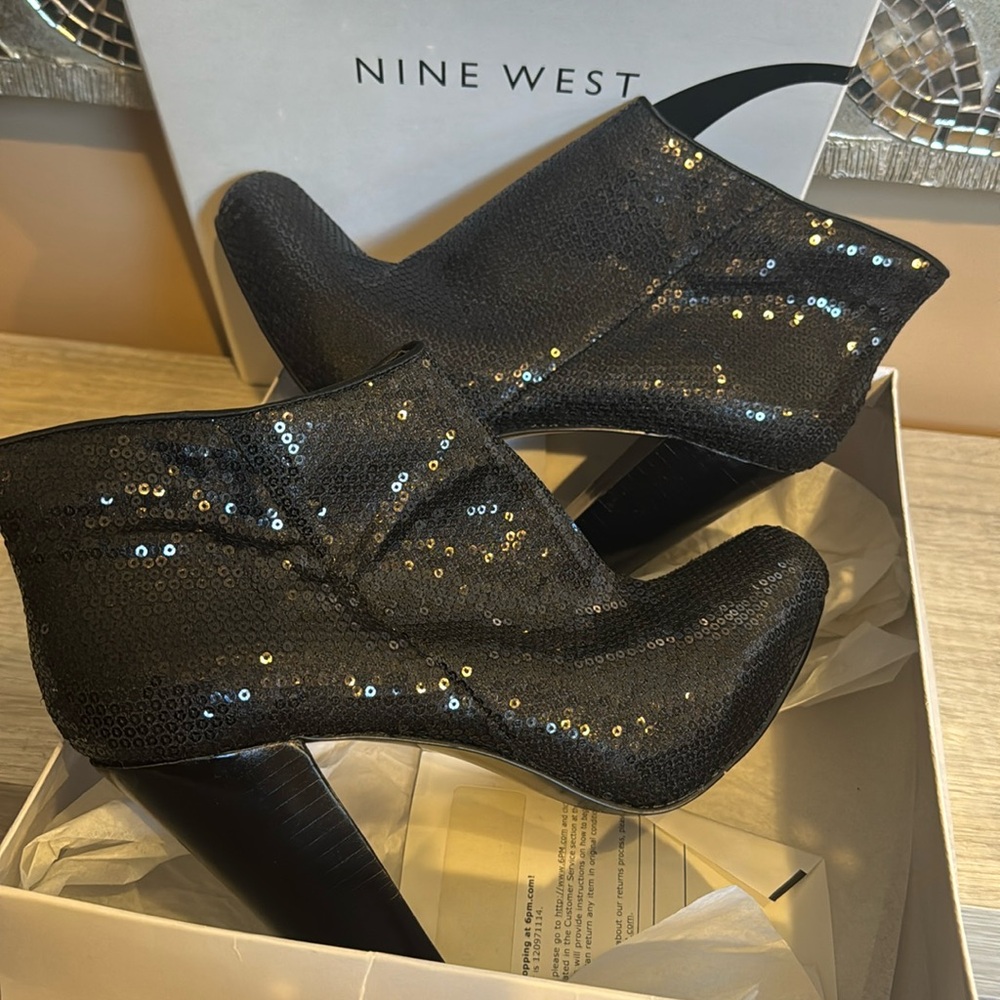 GORGEOUS!!!  Black sequin amazing bootie NEW!!!   Size 9 1/2